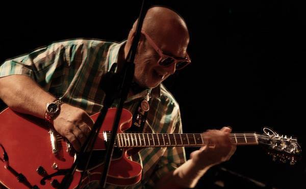 Ο Λάκης Παπαδόπουλος σε μία δωρεάν συναυλία στον Άλιμο