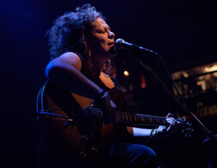 Η Ματούλα Ζαμάνη στο Θέατρο Βράχων