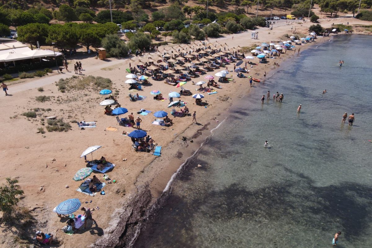 Παραλίες: Πού απαγορεύονται ξαπλώστρες και ομπρέλες