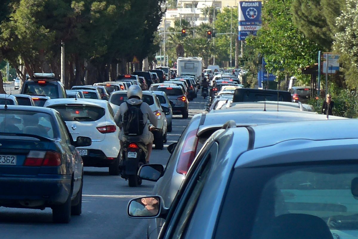 Δυο τροχαία δυστυχήματα σε Ποσειδώνος και Βουλιαγμένης τα ξημερώματα