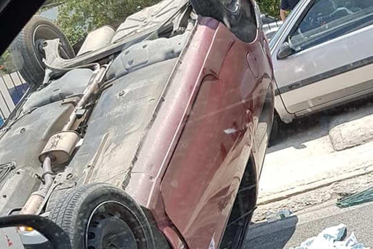 Τροχαίο στην παραλιακή με αναποδογυρισμένο αυτοκίνητο