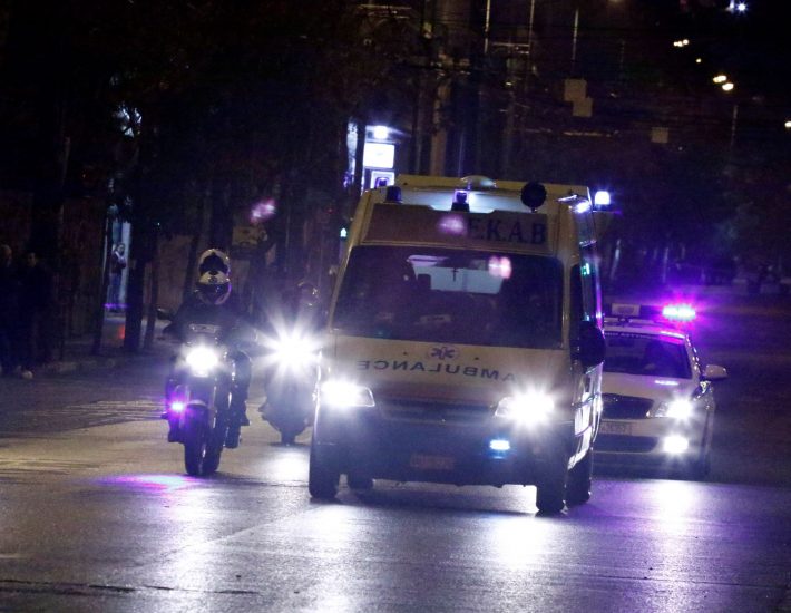 Γλυφάδα: Άγρια συμπλοκή 20 ατόμων – Μαχαίρωσαν έναν 17χρονο στο πόδι