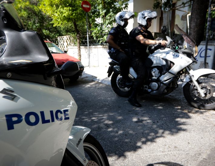 Ηλιούπολη: 3 ανήλικοι συνελήφθησαν – μαζί με άλλα 7 άτομα λήστεψαν και τραυμάτισαν 4 περαστικούς