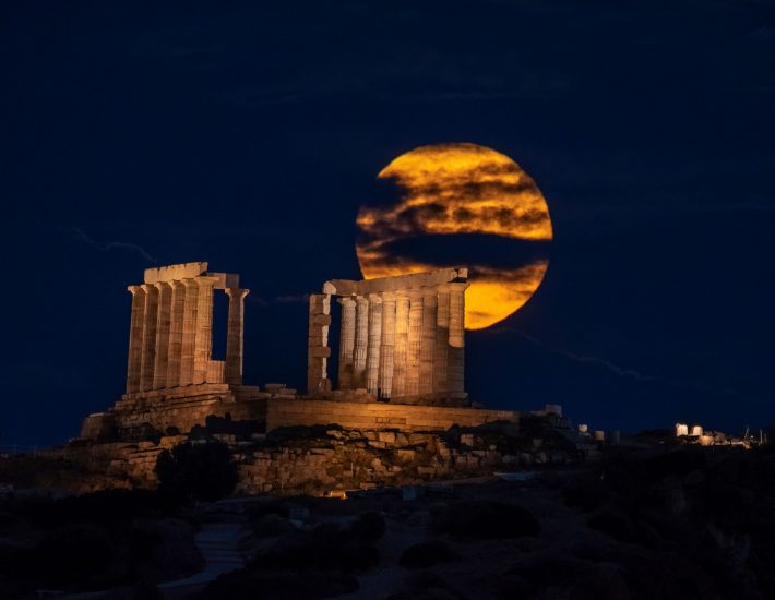 Αυγουστιάτικη Πανσέληνος στο Σούνιο: Κλειστός ο Ναός, ανοιχτό με Πορτοκάλογλου το καφέ ακριβώς δίπλα