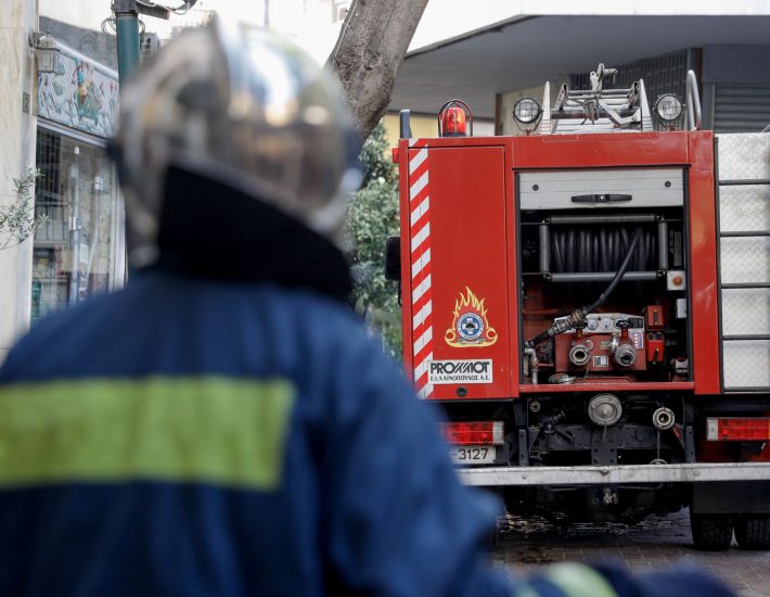 Πειραιάς: Κατέρρευσε τμήμα κτιρίου στο Πασαλιμάνι – Ένας εγκλωβισμένος