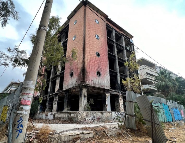 Γλυφάδα: Γιατί παραμένει καμένο και αναξιοποίητο το Rich;