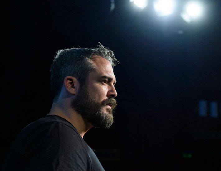 Είδαμε το «Ψηλά απ’ τη Γέφυρα» στο Θέατρο Βεάκη και ανατριχιάσαμε