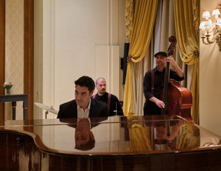 Maestro: Οι πρώτες εικόνες από τα γυρίσματα της νέας σειράς του Χριστόφορου Παπακαλιάτη