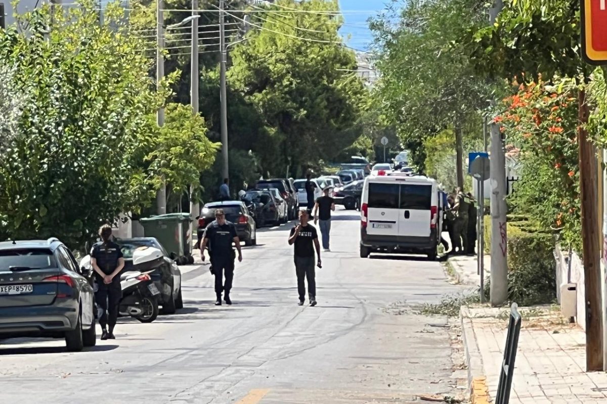 Γλυφάδα: Οι εικόνες από το σημείο που βρέθηκε η οβίδα του Β’ Παγκοσμίου Πολέμου