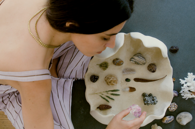 Η Τhe Blender Gallery παρουσιάζει την ομαδική έκθεση κεραμικής «Shapes Of Stories»