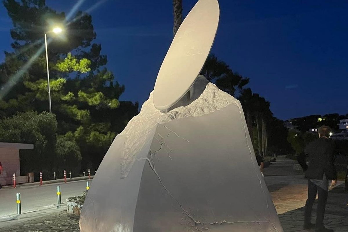 «Ο Νοτιάς»: Το νέο γλυπτό της Βουλιαγμένης