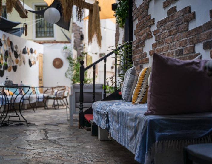 Flint: Το νέο all day στέκι του Ψυρρή με την εντυπωσιακή αυλή