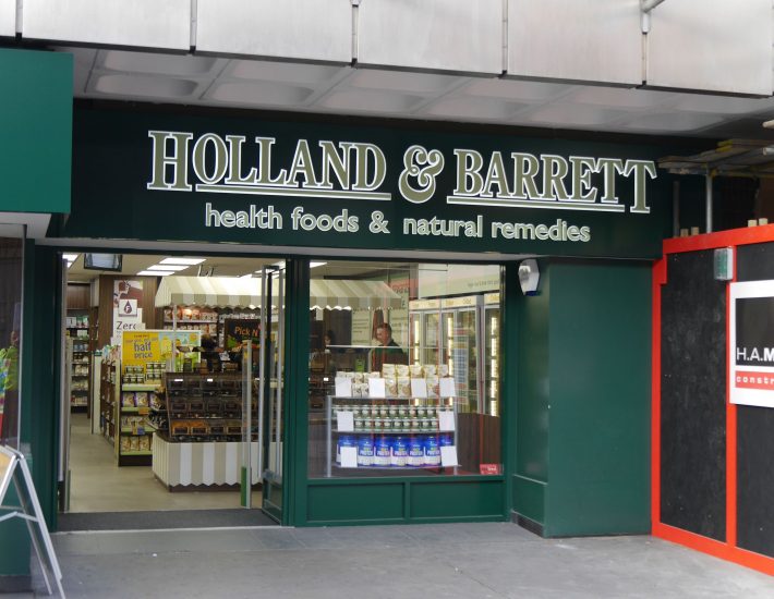 Holland & Barrett: Τι είναι το κατάστημα της μεγαλύτερης βρετανικής εταιρίας λιανικής που μόλις άνοιξε στη Γλυφάδα