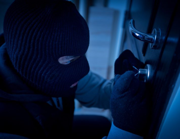 Άγιος Δημήτριος: Εισέβαλαν σε σπίτι, χτύπησαν και λήστεψαν τον ένοικο – Το έσκασαν με 6.800 ευρώ