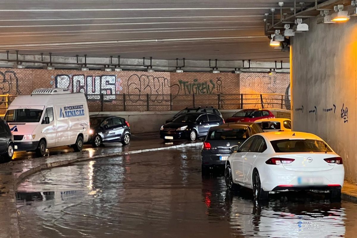 Κακοκαιρία Eva: Πλημμύρισαν δρόμοι σε Πειραιά και Νέο Φάληρο