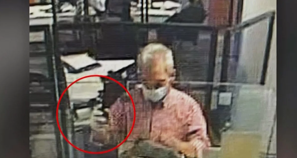 Παλαιό Φάληρο: Ληστής εισβάλλει σε τράπεζες με χειροβομβίδα στο χέρι [ΒΙΝΤΕΟ]