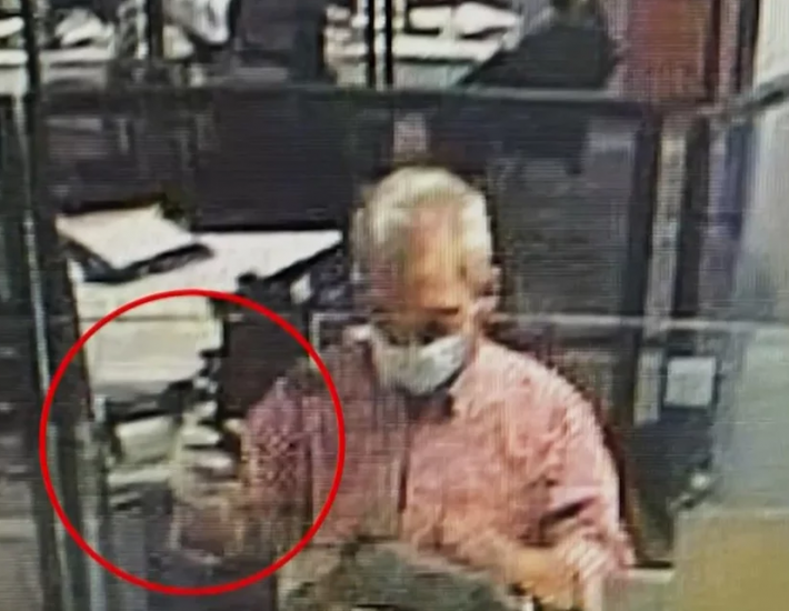 Παλαιό Φάληρο: Ληστής εισβάλλει σε τράπεζες με χειροβομβίδα στο χέρι [ΒΙΝΤΕΟ]