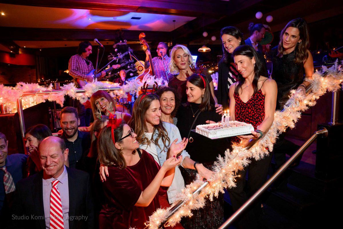 25 Χρόνια TGI FRIDAYS™ & 10 Χρόνια ΔΕΣΜΟΣ: Ένα μοναδικό RED, WHITE & 90s Christmas Party στα TGI FRIDAYS™ Κηφισιάς