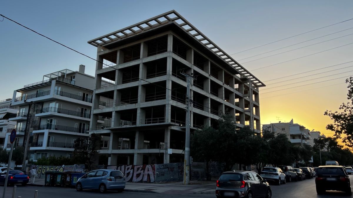 Προσφορές που αγγίζουν τα 15 εκατομμύρια για το κτίριο «χρυσάφι» στο κέντρο της Γλυφάδας
