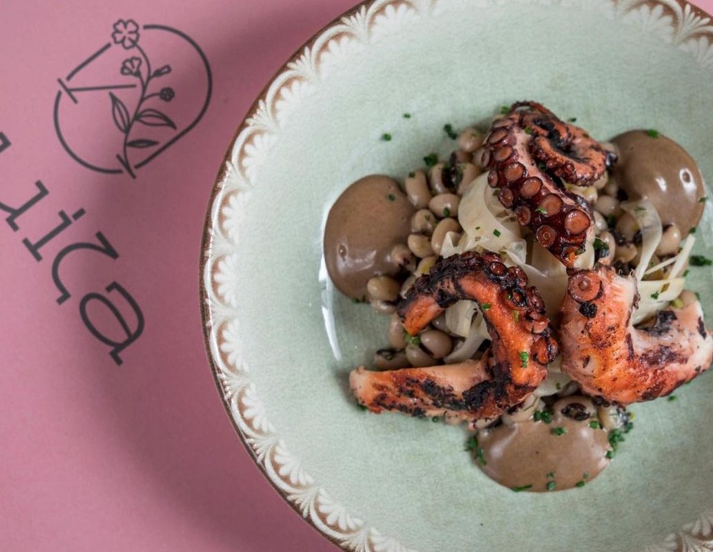 Ο νέος, ντελικάτος all day προορισμός στον Νέο Κόσμο λέγεται Louiza