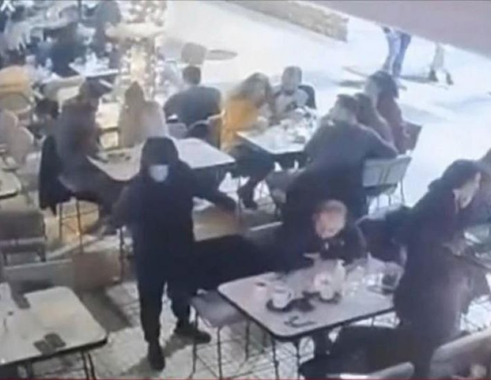 Δολοφονία Νέα Σμύρνη: Το βίντεο από τη στιγμή που ο δράστης ανοίγει πυρ στο καφέ