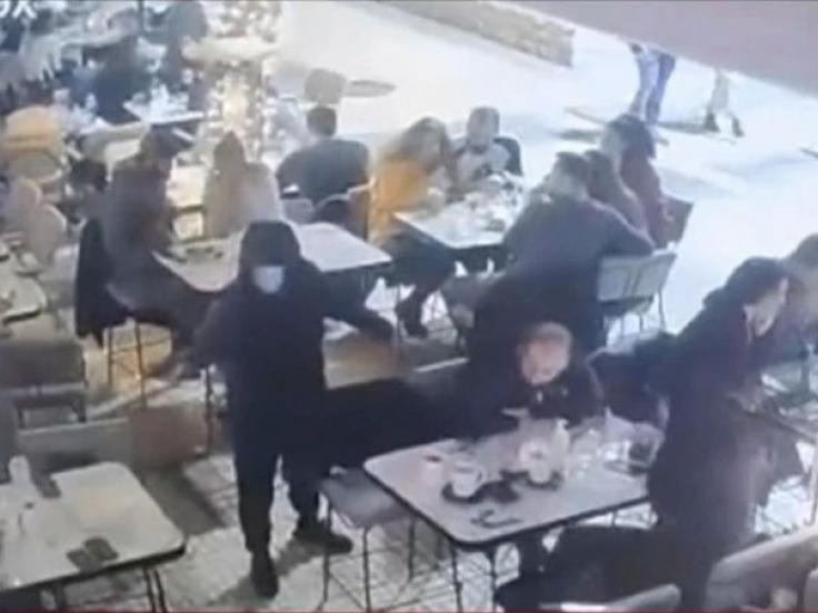 Δολοφονία Νέα Σμύρνη: Το βίντεο από τη στιγμή που ο δράστης ανοίγει πυρ στο καφέ