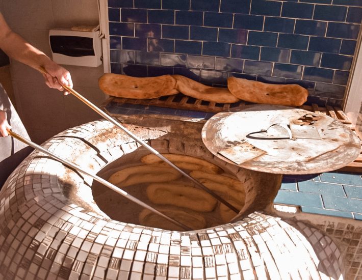 Στο Emigrand στην Καλλιθέα θα πας για λαβάς και γεωργιανές πίτες φτιαγμένα στο τονέ