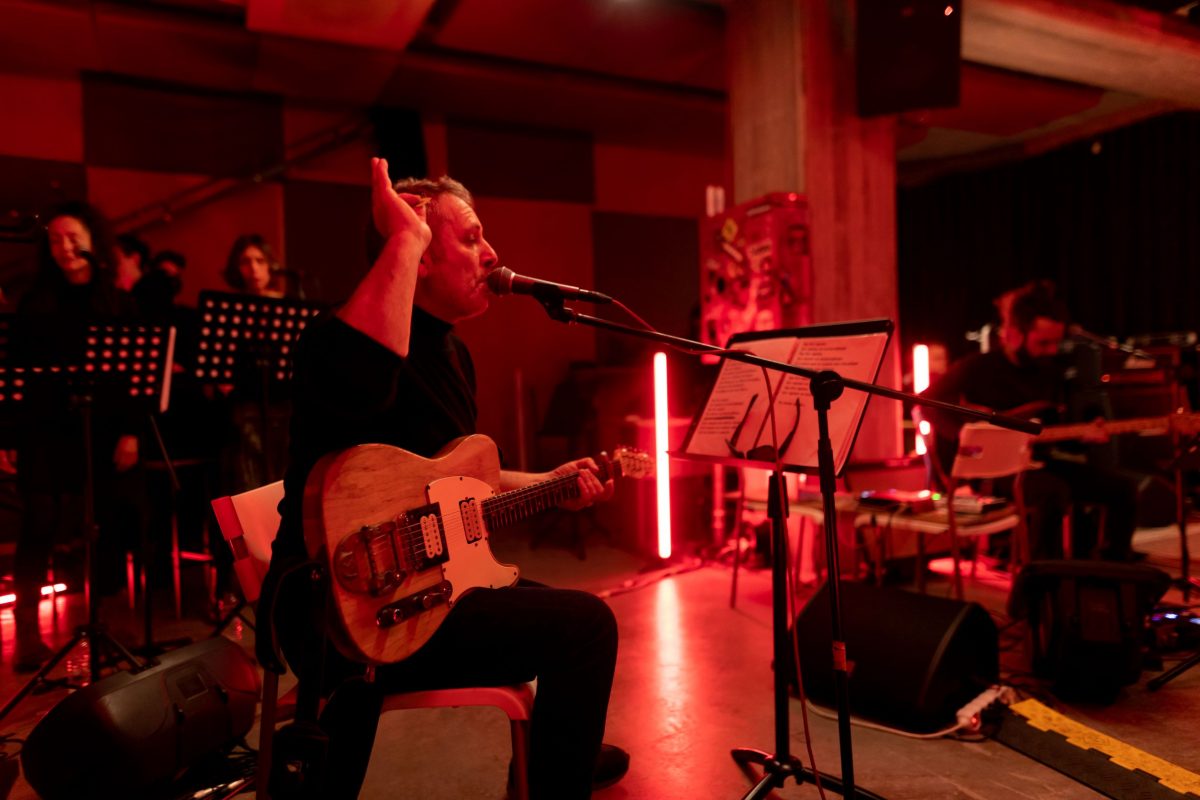 «Πέρα από τη θάλασσα»: Ο Παύλος Παυλίδης συναντά τον Γιάννη Μαρκόπουλο στη Στέγη