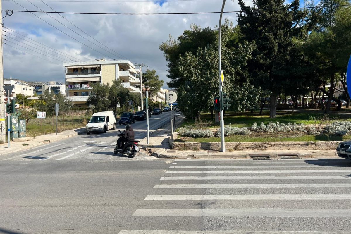 Τροχαίο στη Βούλα: Η οδηγός φέρεται να παραβίασε τον κόκκινο σηματοδότη – Τι ανέφερε αυτόπτης μάρτυρας