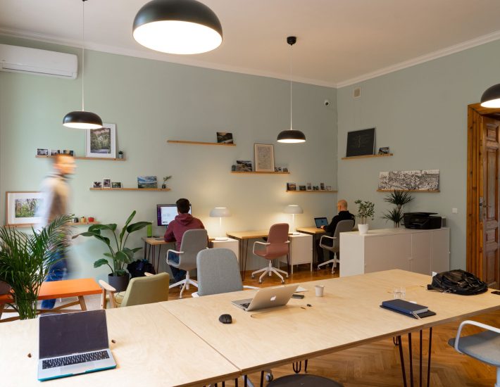 Πώς η υβριδική εργασία επηρεάζει την αγορά ακινήτων