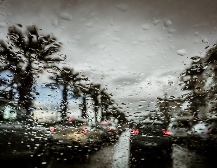 Κακοκαιρία: Καταιγίδες έως αργά το απόγευμα – Αποκαταστάθηκε η κυκλοφορία στις νότιες λεωφόρους