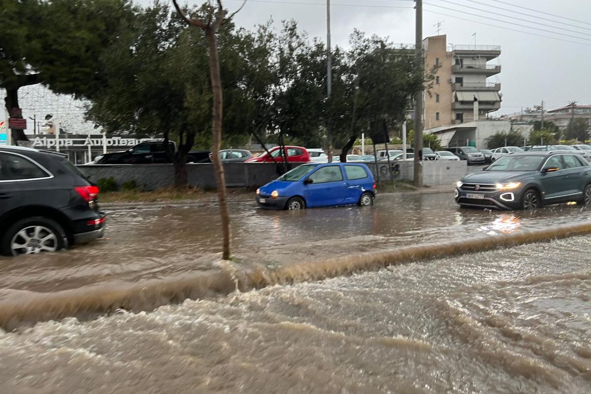 Κακοκαιρία: Πλημμύρισαν οι κεντρικοί δρόμοι των νοτίων προαστίων – Πού έχει διακοπεί η κυκλοφορία [ΕΙΚΟΝΕΣ]