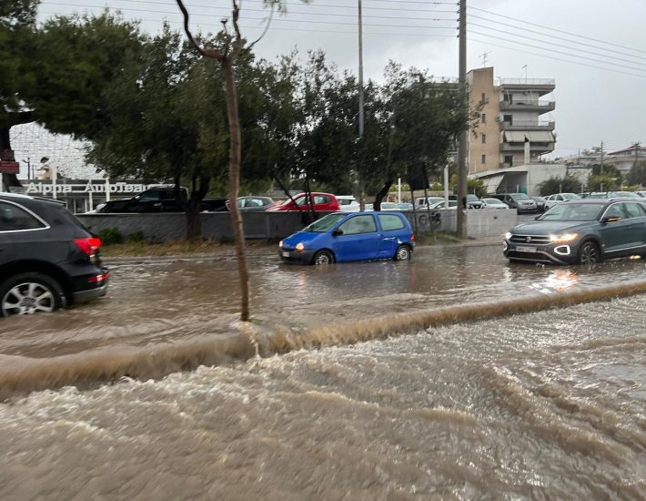 Κακοκαιρία: Πλημμύρισαν οι κεντρικοί δρόμοι των νοτίων προαστίων – Πού έχει διακοπεί η κυκλοφορία [ΕΙΚΟΝΕΣ]