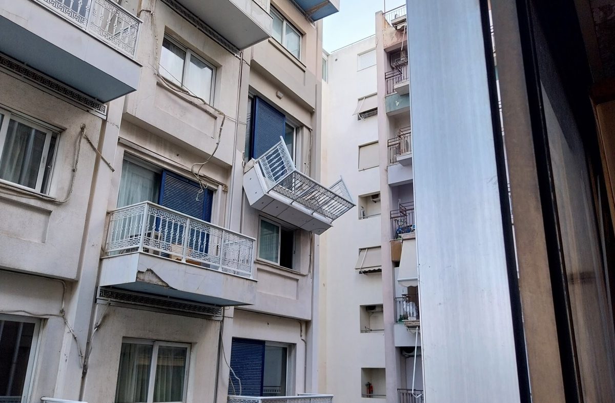 Συγγρού: Μπαλκόνι ξενοδοχείου αποκολλήθηκε και κρεμόταν στον αέρα