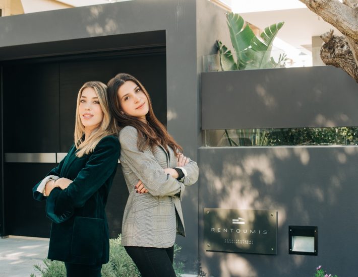 Η Ελίνα και η Κατερίνα Ρεντούμη «χτίζουν» τη νέα σελίδα της Rentoumis Architectural Constructions στα νότια προάστια