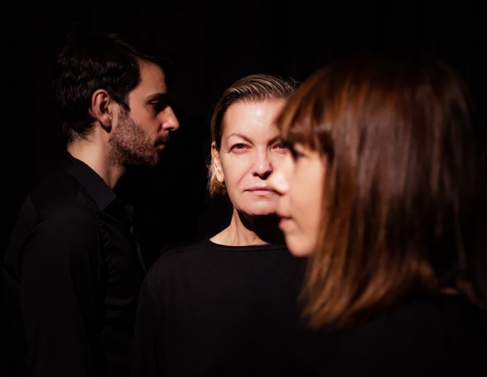 «Τρωάδες», σε σκηνοθεσία Violet Louise στο θέατρο Tempus Verum – Εν Αθήναις