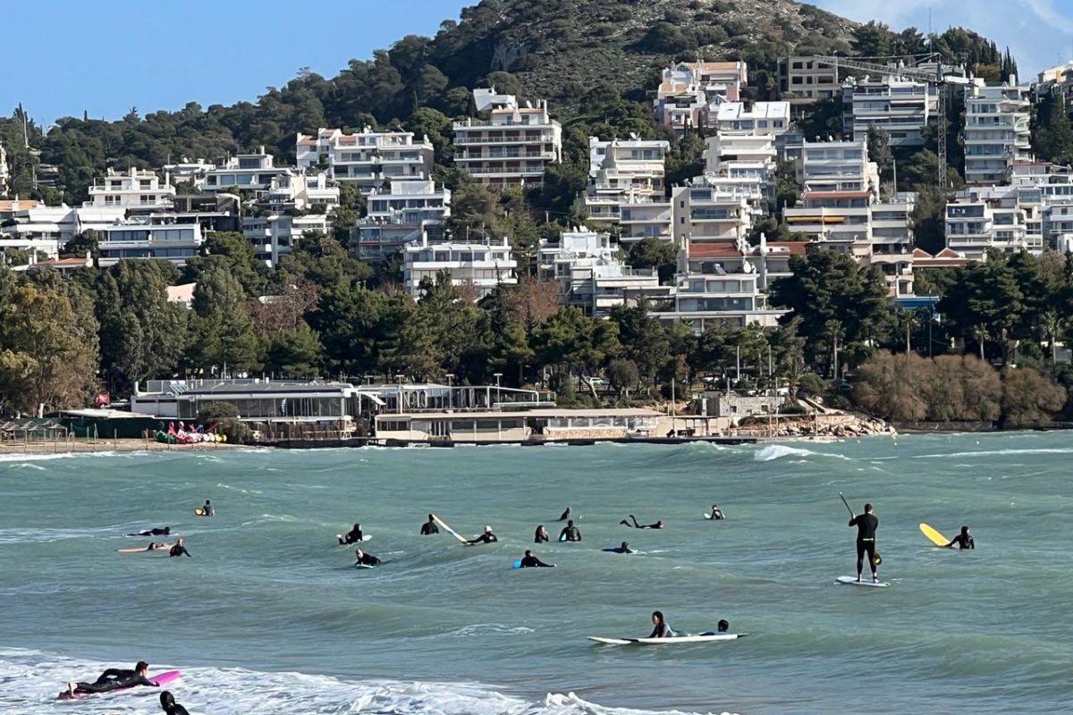 Βουλιαγμένη: Γέμισε η παραλία με λάτρεις των θαλάσσιων σπορ
