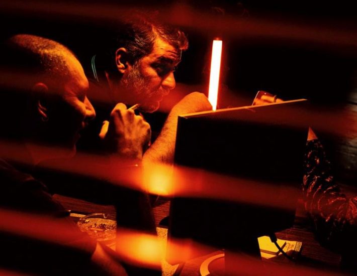 Στέγη Ιδρύματος Ωνάση: Ο Βασίλης Μπισμπίκης φέρνει το «Έγκλημα και τιμωρία» στην Αθήνα του 2023