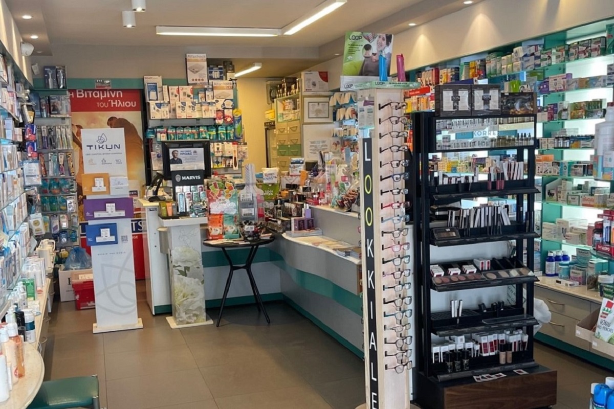 Το Φαρμακείο της Μαρίας Καραγεωργιάδου είναι η σταθερή αξία στο κέντρο της Βούλας