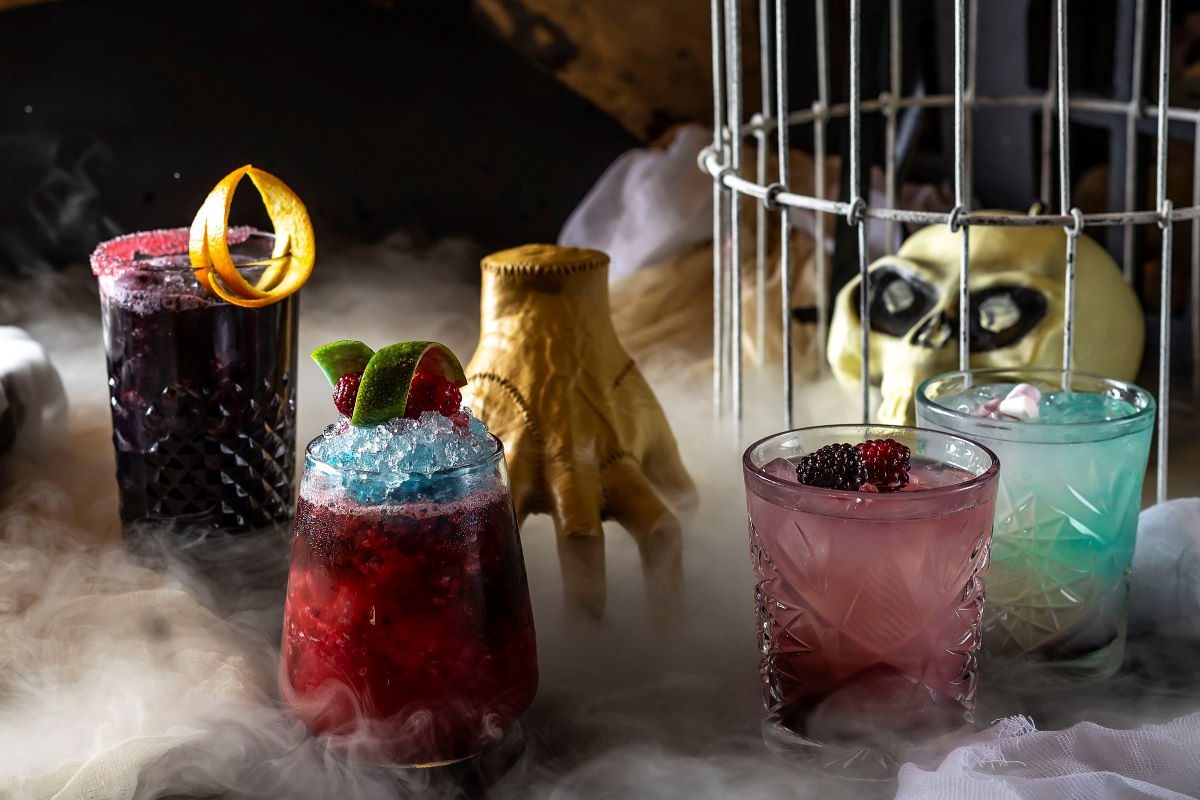 Τα TGI Fridays™ γιορτάζουν τις Απόκριες με Wednesday Addams vibes