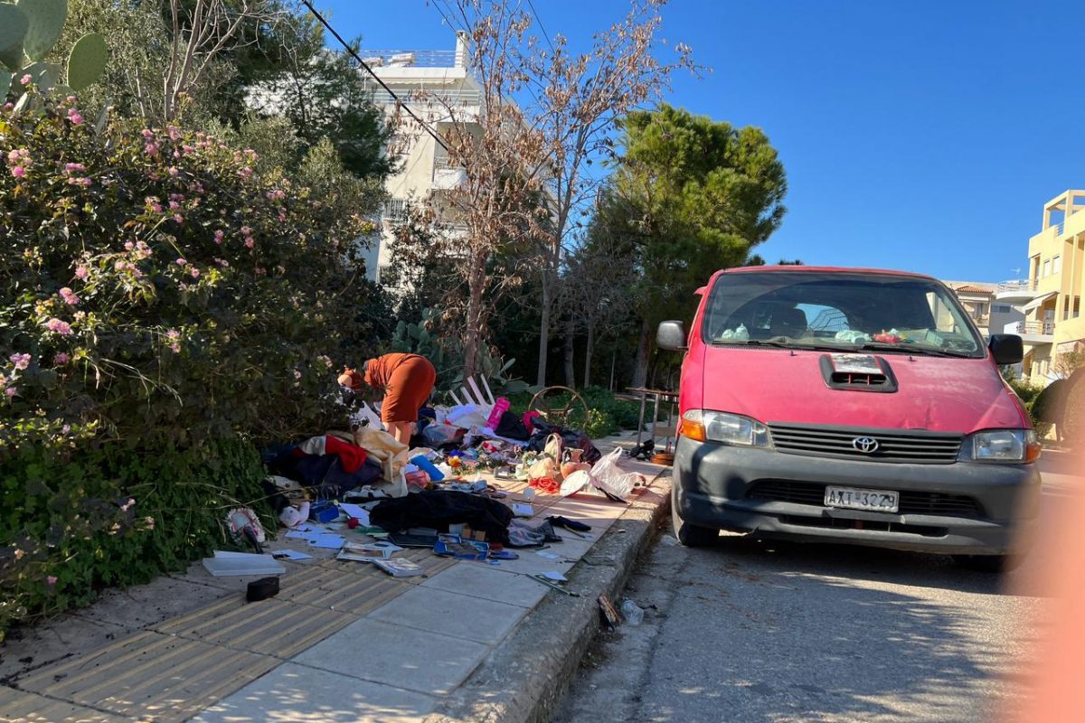 Γλυφάδα: Κόσμος μάζευε πεταμένα ρούχα στην οδό Δημελά [ΕΙΚΟΝΕΣ]