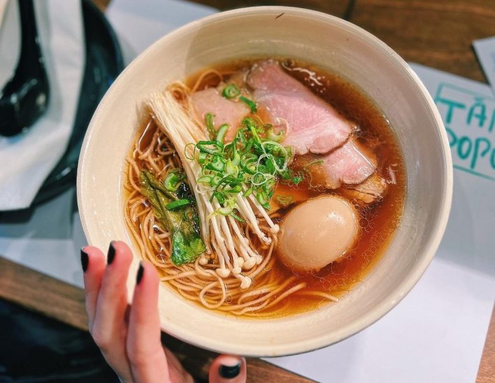 Tanpopo: Το νέο ραμενάδικο του Σωτήρη Κοντιζά στο κέντρο είναι το ιδανικό spot για lunch break