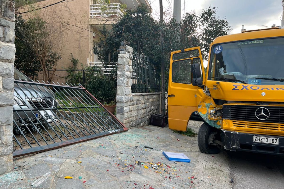 Βούλα: Τροχαίο ατύχημα με σχολικό λεωφορείο