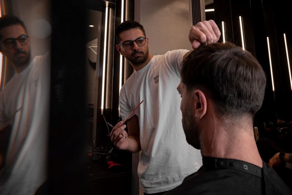 8 χρόνια Urban Cuts: Πώς το μικρό barber shop της Αγίου Ιωάννου κέρδισε το ανδρικό κοινό της Γλυφάδας