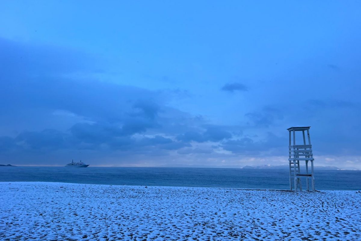 Χιόνια στα νότια προάστια: Η Γλυφάδα ντυμένη στα λευκά