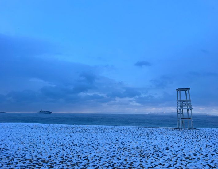 Χιόνια στα νότια προάστια: Η Γλυφάδα ντυμένη στα λευκά