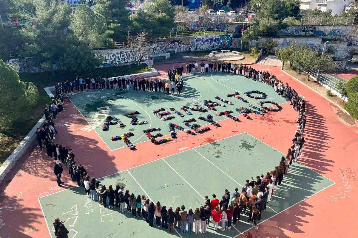 Μαθητές και αθλητές των νοτίων προαστίων στέλνουν το δικό τους μήνυμα για τα δυστύχημα στα Τέμπη