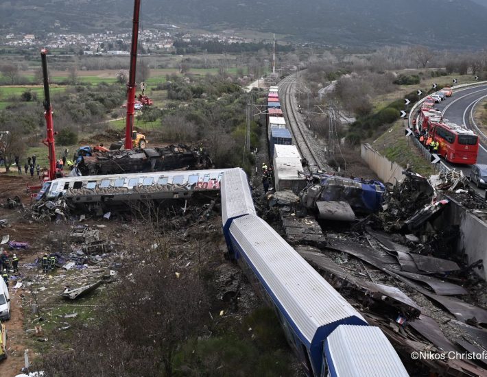 Σύγκρουση τρένων στα Τέμπη: Τι είναι το τριήμερο Εθνικό Πένθος – Οι εφτά φορές που κηρύχθηκε στην χώρα μας