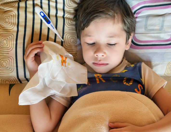 Πότε πρέπει να πάρει το παιδί μου αντιβίωση (και γιατί τα αντιβιοτικά δεν “δουλεύουν” στις ιώσεις);