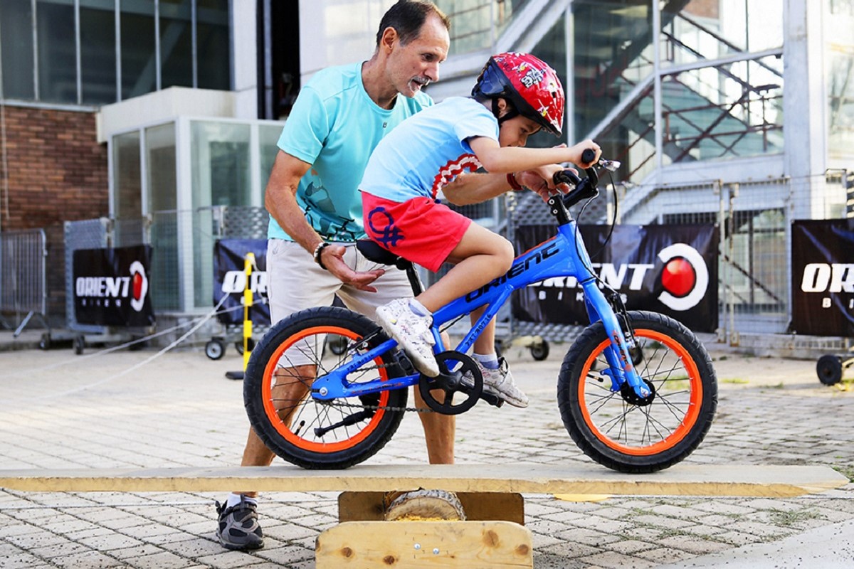 To Athens Bike Festival 2023 μαθαίνει στα παιδιά ποδήλατο